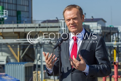  30.03.2014 HUSOW <br />WIZYTA PREMIERA DONALDA TUSKA NA TERENIE PODZIEMNEGO MAGAZYNU GAZU ZIEMNEGO W HUSOWIE NA PODKARPACIU<br />N/Z DONALD TUSK<br /> 