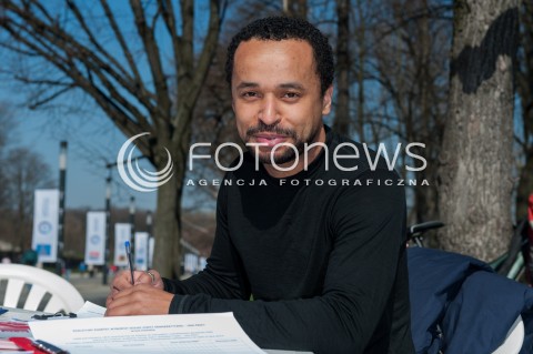  30.03.2014 WARSZAWA <br />WOJCIECH OLEJNICZAK ZBIERA PODPISY DO PARLAMENTU EUROPEJSKIEGO<br />N/Z KRYSTIAN LEGIERSKI<br /> 