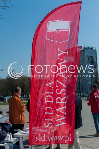  30.03.2014 WARSZAWA <br />WOJCIECH OLEJNICZAK ZBIERA PODPISY DO PARLAMENTU EUROPEJSKIEGO<br />N/Z SLD DLA WARSZAWY FLAGA LOGO<br /> 