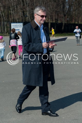  30.03.2014 WARSZAWA <br />WOJCIECH OLEJNICZAK ZBIERA PODPISY DO PARLAMENTU EUROPEJSKIEGO<br />N/Z JAN BIELECKI<br /> 