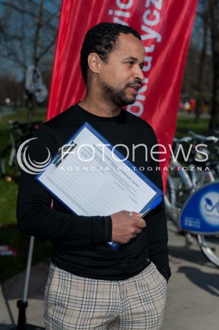  30.03.2014 WARSZAWA <br />WOJCIECH OLEJNICZAK ZBIERA PODPISY DO PARLAMENTU EUROPEJSKIEGO<br />N/Z KRYSTIAN LEGIERSKI<br /> 