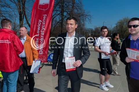  30.03.2014 WARSZAWA <br />WOJCIECH OLEJNICZAK ZBIERA PODPISY DO PARLAMENTU EUROPEJSKIEGO<br />N/Z WOJCIECH OLEJNICZAK<br /> 
