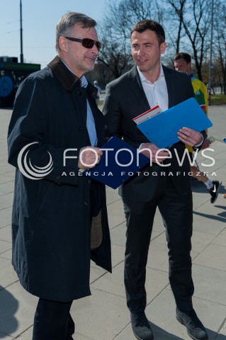  30.03.2014 WARSZAWA <br />WOJCIECH OLEJNICZAK ZBIERA PODPISY DO PARLAMENTU EUROPEJSKIEGO<br />N/Z WOJCIECH OLEJNICZAK JAN BIELECKI<br /> 