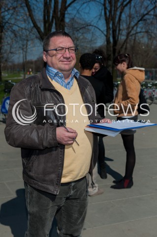  30.03.2014 WARSZAWA <br />WOJCIECH OLEJNICZAK ZBIERA PODPISY DO PARLAMENTU EUROPEJSKIEGO<br />N/Z PIOTR GADZINOWSKI<br /> 