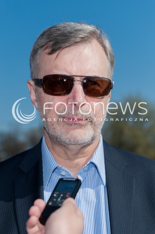  30.03.2014 WARSZAWA <br />WOJCIECH OLEJNICZAK ZBIERA PODPISY DO PARLAMENTU EUROPEJSKIEGO<br />N/Z JAN BIELECKI<br /> 