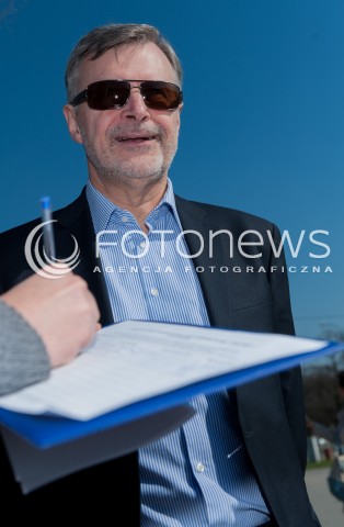  30.03.2014 WARSZAWA <br />WOJCIECH OLEJNICZAK ZBIERA PODPISY DO PARLAMENTU EUROPEJSKIEGO<br />N/Z JAN BIELECKI<br /> 