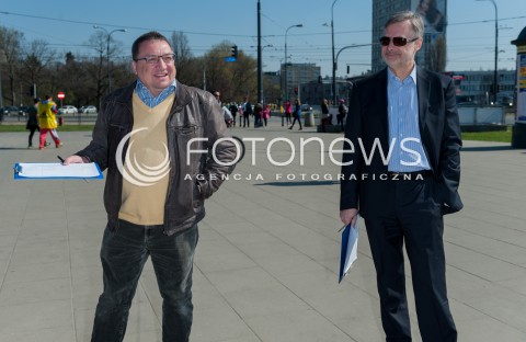  30.03.2014 WARSZAWA <br />WOJCIECH OLEJNICZAK ZBIERA PODPISY DO PARLAMENTU EUROPEJSKIEGO<br />N/Z PIOTR GADZINOWSKI JAN BIELECKI<br /> 