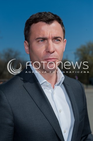  30.03.2014 WARSZAWA <br />WOJCIECH OLEJNICZAK ZBIERA PODPISY DO PARLAMENTU EUROPEJSKIEGO<br />N/Z WOJCIECH OLEJNICZAK<br /> 