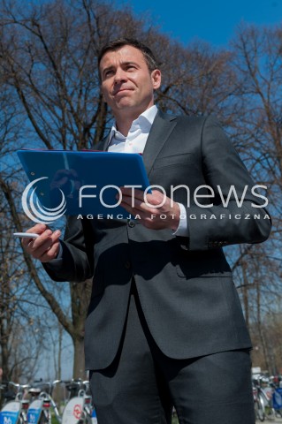  30.03.2014 WARSZAWA <br />WOJCIECH OLEJNICZAK ZBIERA PODPISY DO PARLAMENTU EUROPEJSKIEGO<br />N/Z WOJCIECH OLEJNICZAK<br /> 