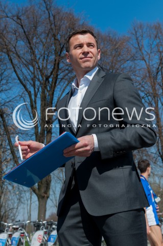  30.03.2014 WARSZAWA <br />WOJCIECH OLEJNICZAK ZBIERA PODPISY DO PARLAMENTU EUROPEJSKIEGO<br />N/Z WOJCIECH OLEJNICZAK<br /> 