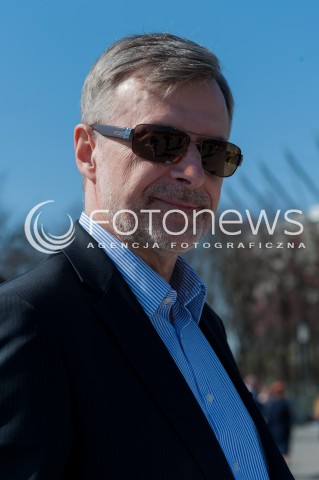  30.03.2014 WARSZAWA <br />WOJCIECH OLEJNICZAK ZBIERA PODPISY DO PARLAMENTU EUROPEJSKIEGO<br />N/Z JAN BIELECKI<br /> 