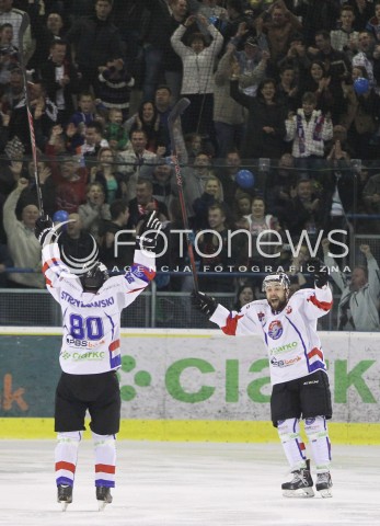  03.04.2014 SANOK HOKEJ NA LODZIE<br />PLH SEZON 2013 / 2014 - MECZ O 1. MIEJSCE FINAL<br />MECZ CIARKO PBS BANK SANOK - GKS TYCHY<br />N/Z ROBERT KOSTECKI MAREK STRZYZOWSKI RADOSC BRAMKA GOL NA 1:0<br /> 