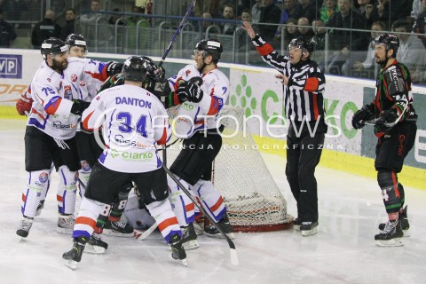  03.04.2014 SANOK HOKEJ NA LODZIE<br />PLH SEZON 2013 / 2014 - MECZ O 1. MIEJSCE FINAL<br />MECZ CIARKO PBS BANK SANOK - GKS TYCHY<br />N/Z BOJKA WALKA MICHAEL DANTON BARTLOMIEJ POCIECHA MIKE BAYRACK MIKOLAJ LOPUSKI SEDZIA RADOSLAW GALANT <br /> 