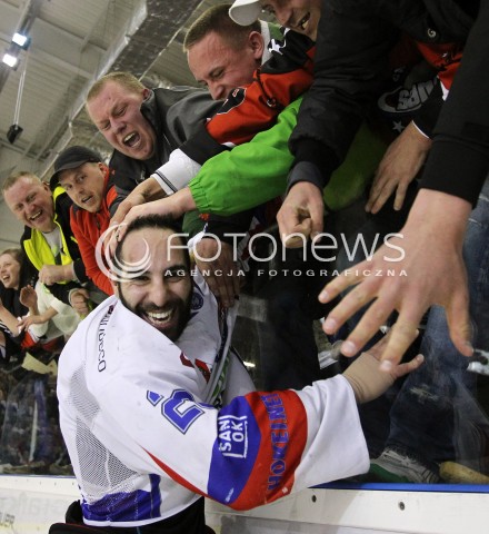  03.04.2014 SANOK HOKEJ NA LODZIE<br />PLH SEZON 2013 / 2014 - MECZ O 1. MIEJSCE FINAL<br />MECZ CIARKO PBS BANK SANOK - GKS TYCHY<br />N/Z CIARKO PBS BANK SANOK MISTRZEM POLSKI W HOKEJU NA LODZIE<br />RADOSC EMOCJE ZWYCIESTWO PUCHAR<br />SAMSON MAHBOD <br /> 