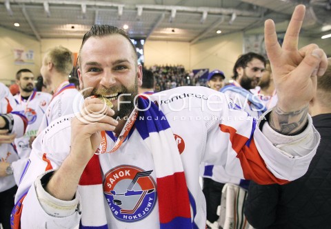  03.04.2014 SANOK HOKEJ NA LODZIE<br />PLH SEZON 2013 / 2014 - MECZ O 1. MIEJSCE FINAL<br />MECZ CIARKO PBS BANK SANOK - GKS TYCHY<br />N/Z ROBERT KOSTECKI RADOSC MEDAL PUCHAR ZWYCIESTWO CIARKO MISTRZEM POLSKI<br /> 