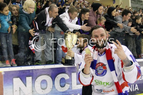  03.04.2014 SANOK HOKEJ NA LODZIE<br />PLH SEZON 2013 / 2014 - MECZ O 1. MIEJSCE FINAL<br />MECZ CIARKO PBS BANK SANOK - GKS TYCHY<br />N/Z CIARKO PBS BANK SANOK MISTRZEM POLSKI W HOKEJU NA LODZIE<br />RADOSC EMOCJE ZWYCIESTWO PUCHAR<br />ROBERT KOSTECKI <br /> 