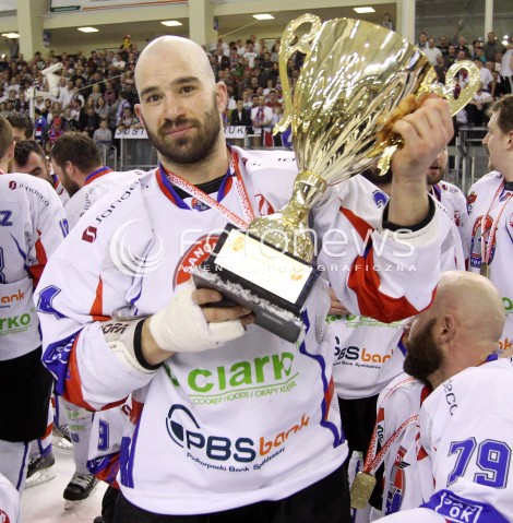  03.04.2014 SANOK HOKEJ NA LODZIE<br />PLH SEZON 2013 / 2014 - MECZ O 1. MIEJSCE FINAL<br />MECZ CIARKO PBS BANK SANOK - GKS TYCHY<br />N/Z CIARKO PBS BANK SANOK MISTRZEM POLSKI W HOKEJU NA LODZIE<br />RADOSC EMOCJE ZWYCIESTWO PUCHAR<br />MICHAEL DANTON SYLWETKA<br /> 