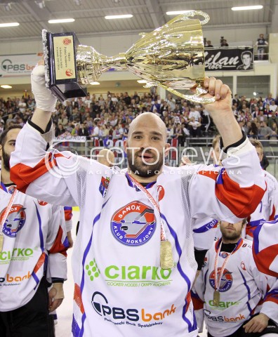  03.04.2014 SANOK HOKEJ NA LODZIE<br />PLH SEZON 2013 / 2014 - MECZ O 1. MIEJSCE FINAL<br />MECZ CIARKO PBS BANK SANOK - GKS TYCHY<br />N/Z CIARKO PBS BANK SANOK MISTRZEM POLSKI W HOKEJU NA LODZIE<br />RADOSC EMOCJE ZWYCIESTWO PUCHAR<br />MICHAEL DANTON SYLWETKA<br /> 