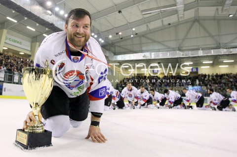  03.04.2014 SANOK HOKEJ NA LODZIE<br />PLH SEZON 2013 / 2014 - MECZ O 1. MIEJSCE FINAL<br />MECZ CIARKO PBS BANK SANOK - GKS TYCHY<br />N/Z BOGUSLAW RAPALA CIARKO MISTRZEM POLSKI PUCHAR<br /> 