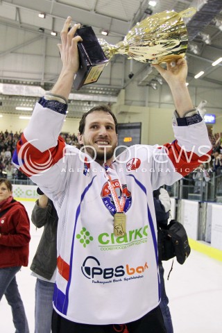  03.04.2014 SANOK HOKEJ NA LODZIE<br />PLH SEZON 2013 / 2014 - MECZ O 1. MIEJSCE FINAL<br />MECZ CIARKO PBS BANK SANOK - GKS TYCHY<br />CIARKO PBS BANK SANOK MISTRZEM POLSKI W HOKEJU NA LODZIE<br />N/Z MARTIN RICHTER SYLWETKA PUCHAR<br />RADOSC EMOCJE ZWYCIESTWO<br /> 