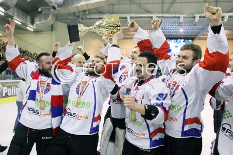  03.04.2014 SANOK HOKEJ NA LODZIE<br />PLH SEZON 2013 / 2014 - MECZ O 1. MIEJSCE FINAL<br />MECZ CIARKO PBS BANK SANOK - GKS TYCHY<br />CIARKO PBS BANK SANOK MISTRZEM POLSKI W HOKEJU NA LODZIE<br />N/Z ROBERT KOSTECKI MACIEJ MERMER RAFAL CWIKLA MARCIN BIALY PUCHAR<br />RADOSC EMOCJE ZWYCIESTWO<br /> 