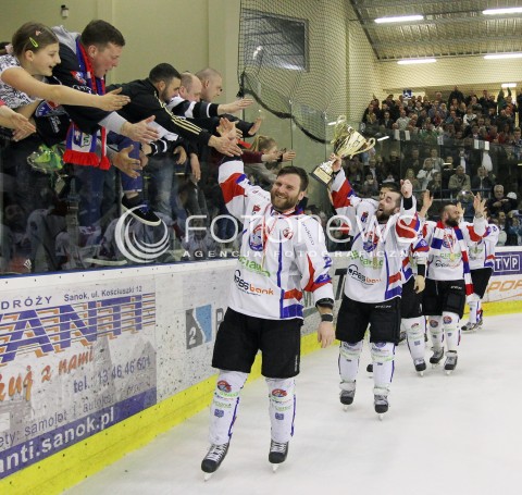  03.04.2014 SANOK HOKEJ NA LODZIE<br />PLH SEZON 2013 / 2014 - MECZ O 1. MIEJSCE FINAL<br />MECZ CIARKO PBS BANK SANOK - GKS TYCHY<br />N/Z CIARKO PBS BANK SANOK MISTRZEM POLSKI W HOKEJU NA LODZIE<br />RADOSC EMOCJE ZWYCIESTWO PUCHAR<br />BOGUSLAW RAPALA KRZYSZTOF ZAPALA<br /> 