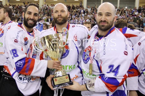  03.04.2014 SANOK HOKEJ NA LODZIE<br />PLH SEZON 2013 / 2014 - MECZ O 1. MIEJSCE FINAL<br />MECZ CIARKO PBS BANK SANOK - GKS TYCHY<br />N/Z CIARKO PBS BANK SANOK MISTRZEM POLSKI W HOKEJU NA LODZIE<br />RADOSC EMOCJE ZWYCIESTWO PUCHAR<br />SAMSON MAHBOD MICHAEL DANTON WOJTECH KLOZ <br /> 