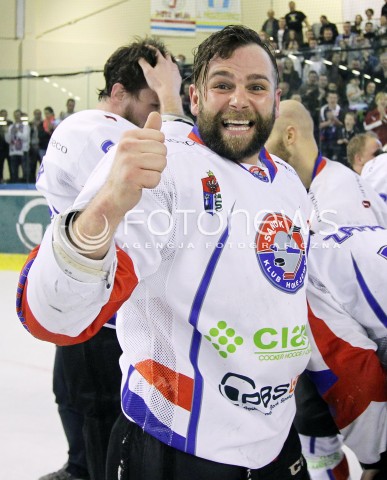  03.04.2014 SANOK HOKEJ NA LODZIE<br />PLH SEZON 2013 / 2014 - MECZ O 1. MIEJSCE FINAL<br />MECZ CIARKO PBS BANK SANOK - GKS TYCHY<br />CIARKO PBS BANK SANOK MISTRZEM POLSKI W HOKEJU NA LODZIE<br />N/Z ROBERT KOSTECKI <br />RADOSC EMOCJE ZWYCIESTWO<br /> 