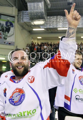  03.04.2014 SANOK HOKEJ NA LODZIE<br />PLH SEZON 2013 / 2014 - MECZ O 1. MIEJSCE FINAL<br />MECZ CIARKO PBS BANK SANOK - GKS TYCHY<br />CIARKO PBS BANK SANOK MISTRZEM POLSKI W HOKEJU NA LODZIE<br />N/Z ROBERT KOSTECKI SYLWETKA <br />RADOSC EMOCJE ZWYCIESTWO<br /> 