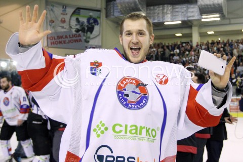  03.04.2014 SANOK HOKEJ NA LODZIE<br />PLH SEZON 2013 / 2014 - MECZ O 1. MIEJSCE FINAL<br />MECZ CIARKO PBS BANK SANOK - GKS TYCHY<br />CIARKO PBS BANK SANOK MISTRZEM POLSKI W HOKEJU NA LODZIE<br />N/Z ONDREJ RASZKA <br />RADOSC EMOCJE ZWYCIESTWO<br /> 