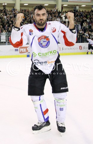  03.04.2014 SANOK HOKEJ NA LODZIE<br />PLH SEZON 2013 / 2014 - MECZ O 1. MIEJSCE FINAL<br />MECZ CIARKO PBS BANK SANOK - GKS TYCHY<br />CIARKO PBS BANK SANOK MISTRZEM POLSKI W HOKEJU NA LODZIE<br />N/Z MAREK STRZYZOWSKI SYLWETKA <br />RADOSC EMOCJE ZWYCIESTWO<br /> 