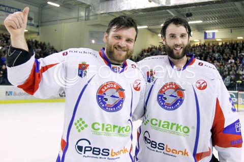  03.04.2014 SANOK HOKEJ NA LODZIE<br />PLH SEZON 2013 / 2014 - MECZ O 1. MIEJSCE FINAL<br />MECZ CIARKO PBS BANK SANOK - GKS TYCHY<br />CIARKO PBS BANK SANOK MISTRZEM POLSKI W HOKEJU NA LODZIE<br />N/Z BOGUSLAW RAPALA JOHN MURRAY <br />RADOSC EMOCJE ZWYCIESTWO<br /> 