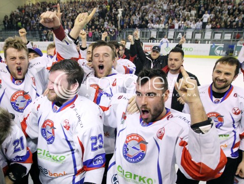  03.04.2014 SANOK HOKEJ NA LODZIE<br />PLH SEZON 2013 / 2014 - MECZ O 1. MIEJSCE FINAL<br />MECZ CIARKO PBS BANK SANOK - GKS TYCHY<br />CIARKO PBS BANK SANOK MISTRZEM POLSKI W HOKEJU NA LODZIE<br />N/Z BOGUSLAW RAPALA MAREK STRZYZOWSKI HUBERT DEMKOWICZ <br />RADOSC EMOCJE ZWYCIESTWO<br /> 