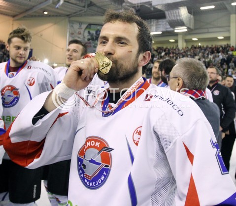 03.04.2014 SANOK HOKEJ NA LODZIE<br />PLH SEZON 2013 / 2014 - MECZ O 1. MIEJSCE FINAL<br />MECZ CIARKO PBS BANK SANOK - GKS TYCHY<br />CIARKO PBS BANK SANOK MISTRZEM POLSKI W HOKEJU NA LODZIE<br />N/Z MACIEJ MERMER MEDAL<br />RADOSC EMOCJE ZWYCIESTWO<br /> 