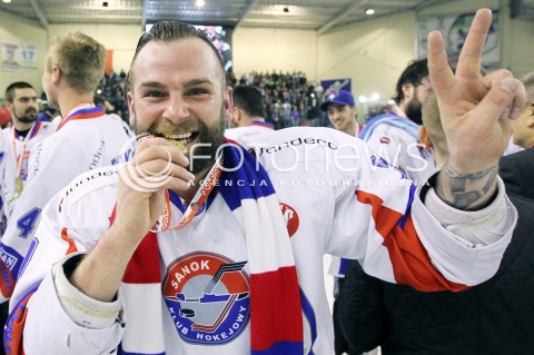  03.04.2014 SANOK HOKEJ NA LODZIE<br />PLH SEZON 2013 / 2014 - MECZ O 1. MIEJSCE FINAL<br />MECZ CIARKO PBS BANK SANOK - GKS TYCHY<br />CIARKO PBS BANK SANOK MISTRZEM POLSKI W HOKEJU NA LODZIE<br />N/Z ROBERT KOSTECKI <br />RADOSC EMOCJE ZWYCIESTWO<br /> 