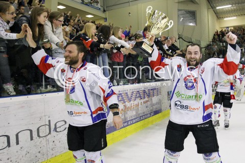  03.04.2014 SANOK HOKEJ NA LODZIE<br />PLH SEZON 2013 / 2014 - MECZ O 1. MIEJSCE FINAL<br />MECZ CIARKO PBS BANK SANOK - GKS TYCHY<br />CIARKO PBS BANK SANOK MISTRZEM POLSKI W HOKEJU NA LODZIE<br />N/Z BOGUSLAW RAPALA MIKE BAYRACK PUCHAR<br />RADOSC EMOCJE ZWYCIESTWO<br /> 