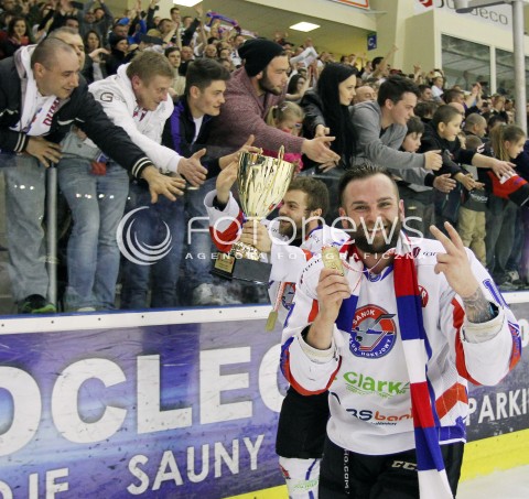  03.04.2014 SANOK HOKEJ NA LODZIE<br />PLH SEZON 2013 / 2014 - MECZ O 1. MIEJSCE FINAL<br />MECZ CIARKO PBS BANK SANOK - GKS TYCHY<br />CIARKO PBS BANK SANOK MISTRZEM POLSKI W HOKEJU NA LODZIE<br />N/Z ROBERT KOSTECKI KIBICE PUCHAR<br />RADOSC EMOCJE ZWYCIESTWO<br /> 