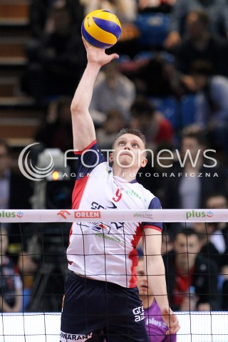  05.04.2014 RZESZOW <br />SIATKOWKA PLUS LIGA 2013/2014 MEN VOLLEYBALL POLAND POLISH PLUSLIGA LEAGUE SEASON 2013/2014 RUNDA PLAY-OFF POLFINAL SEMIFINAL<br />MECZ ASSECO RESOVIA - ZAKSA KEDZIERZYN KOZLE<br />N/Z LUKASZ WISNIEWSKI SYLWETKA ATAK<br /> 