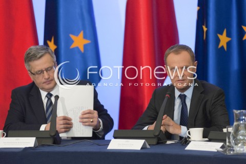  08.04.2014 WARSZAWA <br />POSIEDZENIE RADY GABINETOWEJ Z UDZIALEM PREZYDENTA RP W PALACU PREZYDENCKIM<br />N/Z PREZYDENT RP BRONISLAW KOMOROWSKI PREMIER DONALD TUSK<br /> 