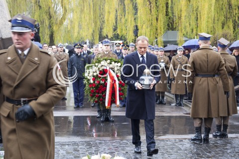  10.04.2014 WARSZAWA UROCZYSTOSCI W KWATERZE SMOLENSKIEJ W 4. ROCZNICE KATASTROFY SMOLENSKIEJ N/Z PREMIER RP DONALD TUSK  