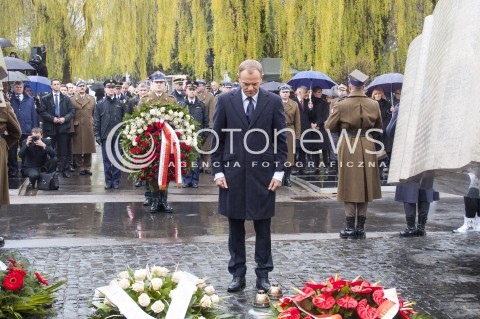  10.04.2014 WARSZAWA UROCZYSTOSCI W KWATERZE SMOLENSKIEJ W 4. ROCZNICE KATASTROFY SMOLENSKIEJ N/Z PREMIER RP DONALD TUSK  