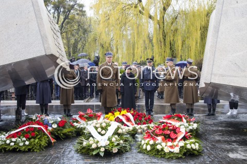  10.04.2014 WARSZAWA UROCZYSTOSCI W KWATERZE SMOLENSKIEJ W 4. ROCZNICE KATASTROFY SMOLENSKIEJ N/Z PREZYDENT M. ST. WARSZAWA HANNA GRONKIEWICZ WALTZ  