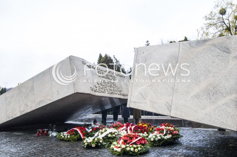  10.04.2014 WARSZAWA UROCZYSTOSCI W KWATERZE SMOLENSKIEJ W 4. ROCZNICE KATASTROFY SMOLENSKIEJ N/Z POMNIK OFIAR KATASTROFY SMOLENSKIEJ  
