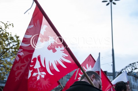  15.04.2014 WARSZAWA PROTEST PRZECIW INSTALACJI TECZY NA PLACU ZBAWICIELA W WARSZAWIE N/Z UCZESTNICY FLAGA TECZA  