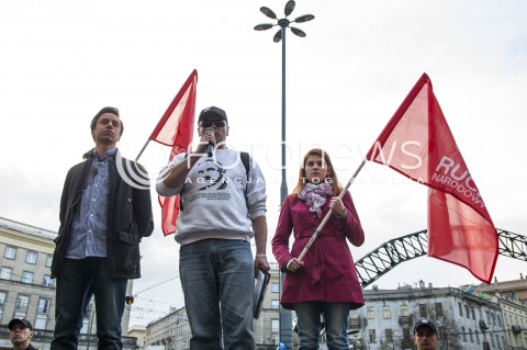  15.04.2014 WARSZAWA PROTEST PRZECIW INSTALACJI TECZY NA PLACU ZBAWICIELA W WARSZAWIE N/Z KRZYSZTOF BOSAK FLAGA  