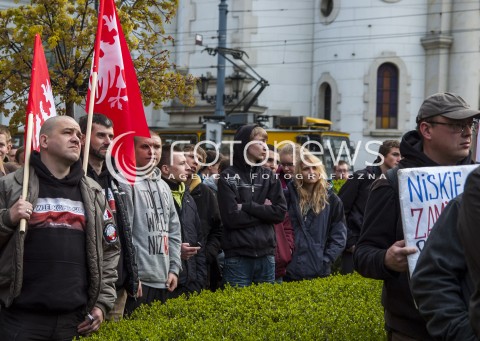  15.04.2014 WARSZAWA PROTEST PRZECIW INSTALACJI TECZY NA PLACU ZBAWICIELA W WARSZAWIE N/Z UCZESTNICY  