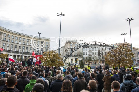 Protest przeciwko instalacji tęczy na Placu Zbawiciela w Warszawie