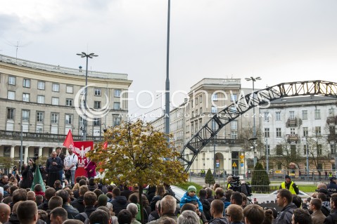  15.04.2014 WARSZAWA PROTEST PRZECIW INSTALACJI TECZY NA PLACU ZBAWICIELA W WARSZAWIE N/Z ZGROMADZENIE UCZESTNICY TECZA PLAC ZBAWICIELA  