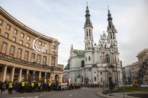  15.04.2014 WARSZAWA PROTEST PRZECIW INSTALACJI TECZY NA PLACU ZBAWICIELA W WARSZAWIE N/Z ZGROMADZENIE UCZESTNICY TECZA PLAC ZBAWICIELA KOSCIOL  