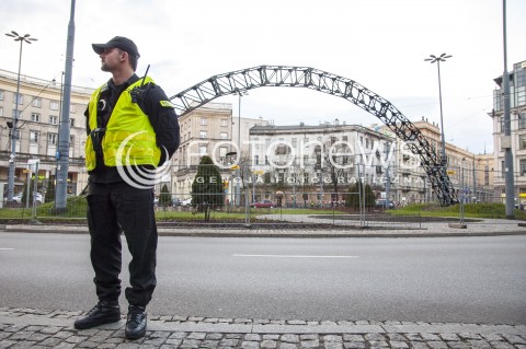  15.04.2014 WARSZAWA PROTEST PRZECIW INSTALACJI TECZY NA PLACU ZBAWICIELA W WARSZAWIE N/Z POLICJA POLICJANT TECZA PLAC ZBAWICIELA  